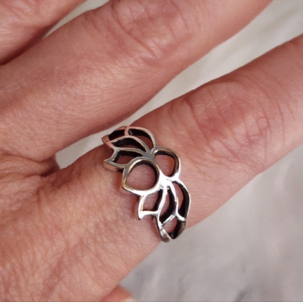 LOTUS FLOWER RING Size 6.5 - Picture 3 of 4
